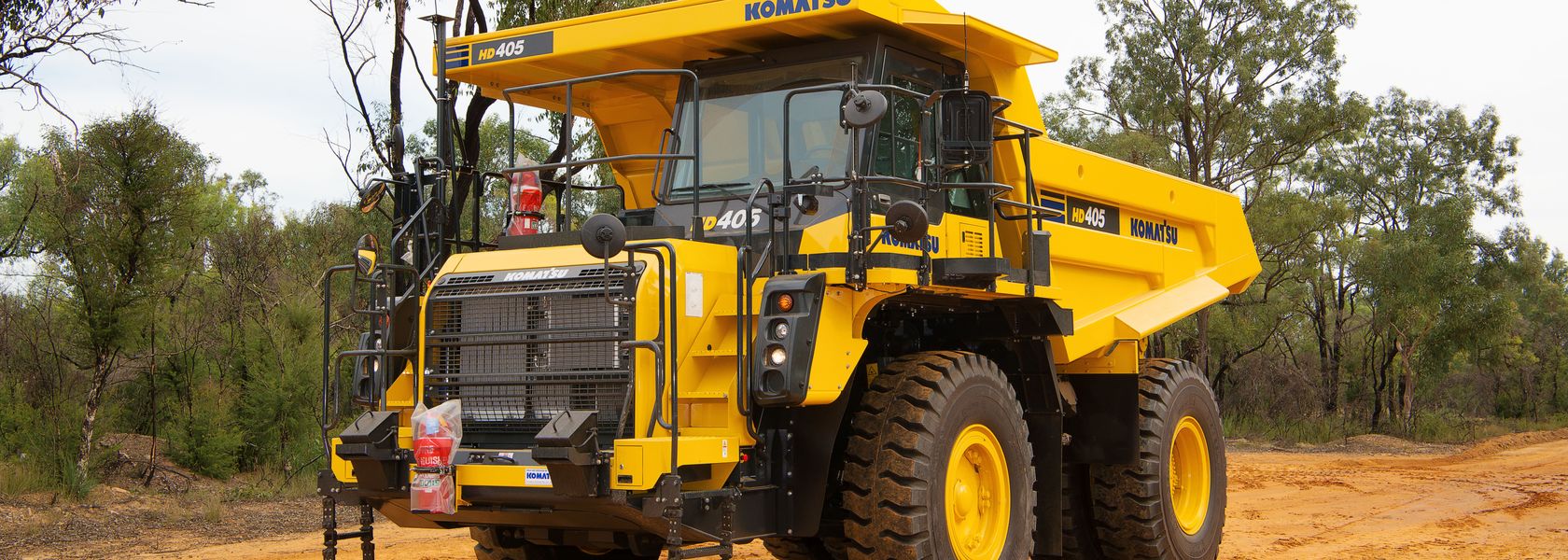 Komatsu adds low-emission engines to dump trucks