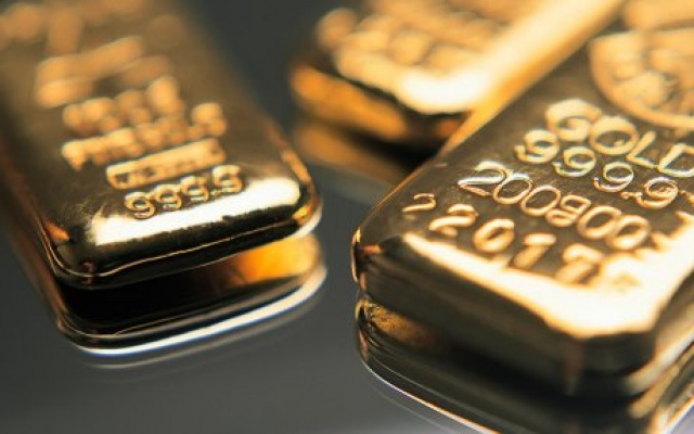 PRECIOUS-Gold rises as dollar sags after U.S. mid-term results