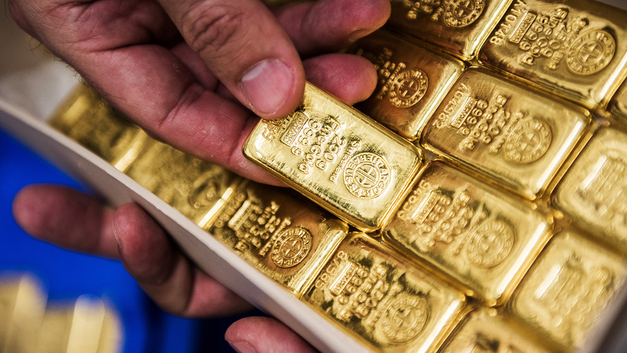 Gold jumps 1 pct as Fed stance compounds growth worries